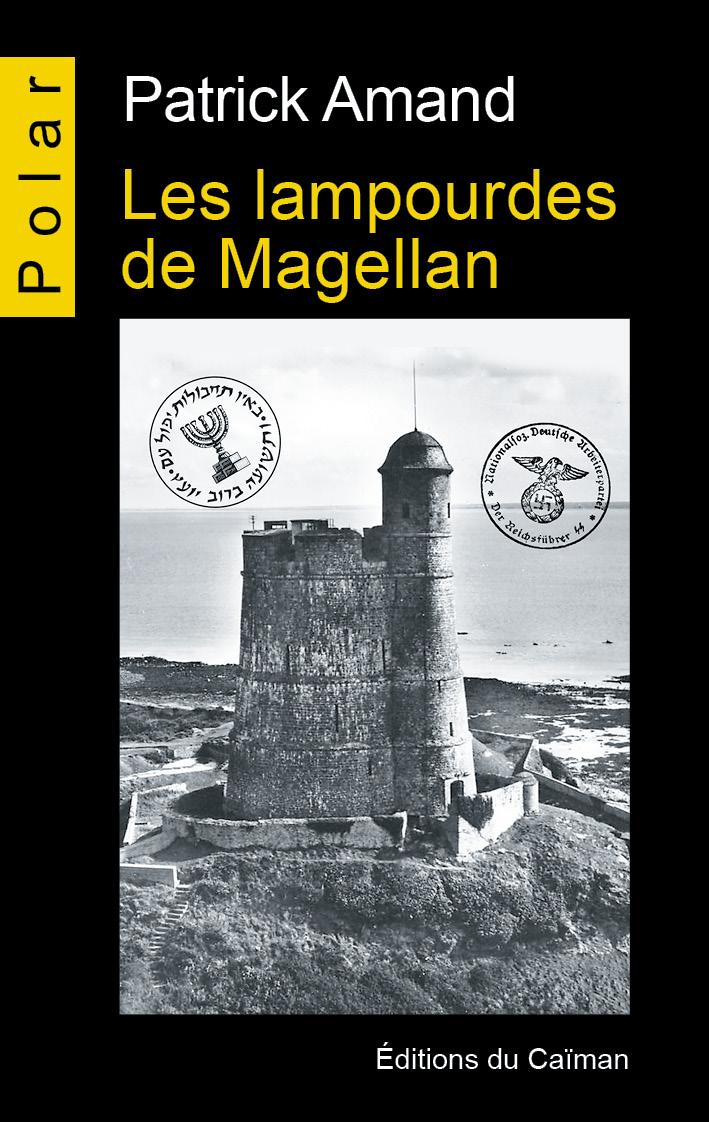 Fond couverture noir, nom de l'auteur en haut, caractères blancs, titre sur deux lignes en-dessous, en jaune. Photographie d'un ouvrage militaire, ou phare, la mer en fond de paysage, un tampon nazi à droite, un tampon israélien à gauche.
