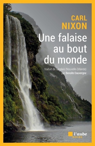 Une falaise abrupte avec une cataracte se jetant dans l'océan, entourée d'une montagne couverte de foret